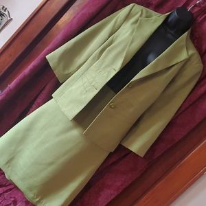 Womens Skirt Suit size 16, Kiwi color
